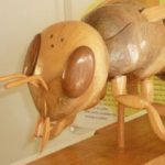abeille en bois de la maison de l'abeille à cassagnoles